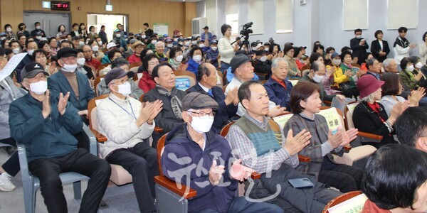 효령노인복지타운 개원 14주년 기념행사에서 정경남 본부장의 말에 박수로 화답하는 회원들 모습.