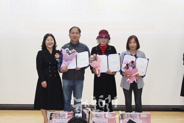 효령노인복지타운 개원 14주년 기념행사에서 효령노인복지타운 본부장 표창을 받은 이희순 님과 김병률 님, 정명자 님이 정경남 본부장과 기념 촬영을 하고 있다.