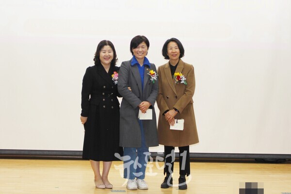 효령노인복지타운 개원 14주년 기념행사 도중 깜짝 이벤트 정경남 본부장(왼쪽)이 최지현 광주시의원(가운데), 유귀숙 강기정 시장 부인(오른쪽)에게 마음을 담은 선물을 전달한 후 기념 촬영하는 모습.