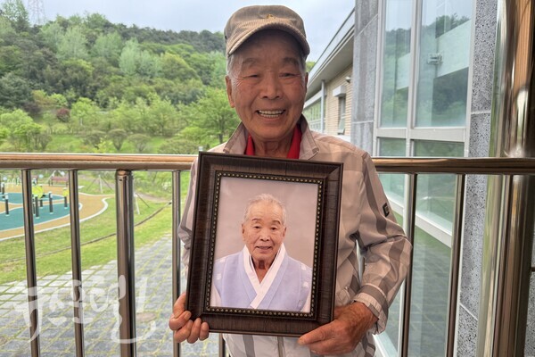 한복을 입고 사진 촬영을 한 어르신이 액자를 들고 미소를 지으며 포즈를 취한다. (사진 제공 : 효령타운)