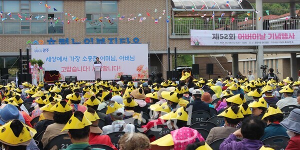 강기정 광주광역시장이 광주광역시가 효령노인복지타운에서 주최한 제52회 어버이날 기념행사에서 기념사를 하고 있다.