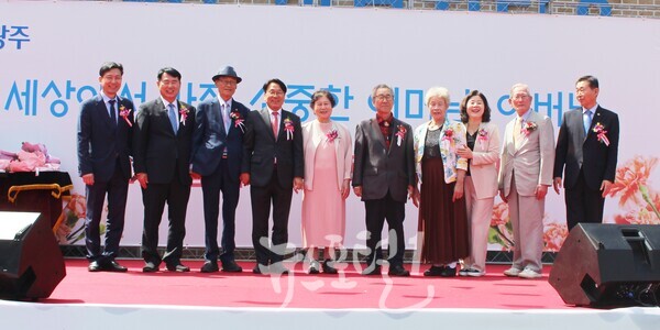 강기정 시장과 이정선 교육감, 조석호 광주광역시의회 환경복지위원장, 김대삼 광주사회서비스원장, 정경남 효령타운 본부장이 정광영 (사)대한노인회 광주광역시연합회장과 기광주‧김재순‧문형식‧조승현 어르신에게 가슴에 카네이션을 달아드린 후 함께 기념 촬영을 하고 있다.