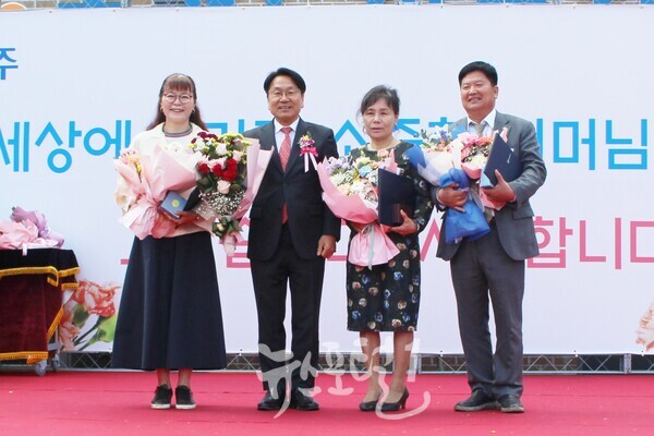 대통령 표창과 보건복지부 장관 표창을 전수한 강기정 광주광역시장이 수상자들과 함께 기념 촬영을 하고 있다. (사진 왼쪽부터) 장관 표창 전공순 사회복지사, 강기정 광주광역시장, 대통령 표창 박안순 캠프장, 장관 표창 정국면 총무국장.
