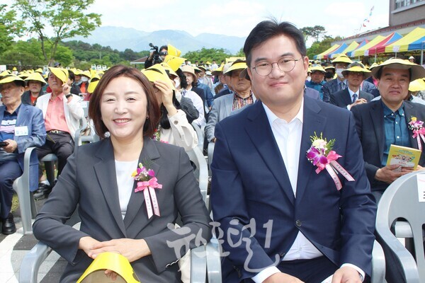 광주광역시가 북구 효령노인복지타운 야외 광장에서 주최한 제52회 어버이날 기념 행사에서 북구 발전을 위해 혼신의 힘을 다할 정준호 북구갑 국회의원 당선인(오른쪽)과 전진숙 북구을 국회의원 당선인(왼쪽) 모습.