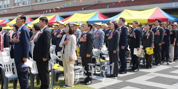 제52회 어버이날 기념 행사 국기에 대한 경례. (왼쪽부터) 정광영 (사)대한노인회 광주광역시연합회장, 이정선 광주광역시 교육감, 정경남 효령노인복지타운 본부장, 강기정 광주광역시장, 전진숙 광주 북구을 국회의원 당선인, 정준호 광주 북구갑 국회의원 당선인, 조석호 광주광역시의회 환경복지위원장, 최지현 부위원장, 이명노 예결위원장, 서용규 의원, 북구의회 전미용 의원.