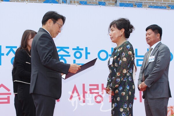 강기정 시장이 박안순 남구자원봉사센터 대촌캠프장에게 대통령 표창을 전수하고 있다. 바로 뒤는 보건복지부 장관 표창 정국면 광산전통효도회 총무국장.