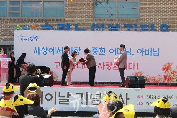 조석호 광주광역시의회 환경복지위원장이 정무창 의장을 대신해 의장 표창을 전수하고 있다.