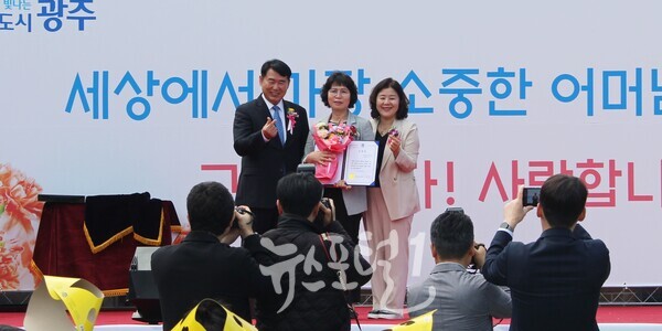 이정선 광주광역시 교육감(왼쪽)과 정경남 효령타운본부장(오른쪽) 교육감 표창을 받은 김서영 수상자(가운데)와 기념 촬영을 하고 있다.