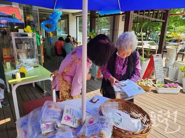 평택 효사랑재가노인복지센터에서 작년 5월13일 제자들루터교회내 지역 어르신 삼계탕 대접을 하고 별도 간식을 선물한 사진(송태교 기자)