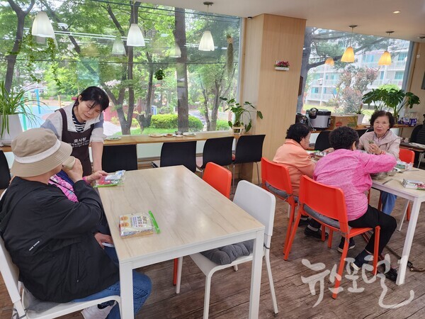 평택 효사랑재가노인복지센터에서 5월11일 제자들루터교회내 지역 어르신 삼계탕 대접을 하면서 상담해드리는 모습(송태교 기자)