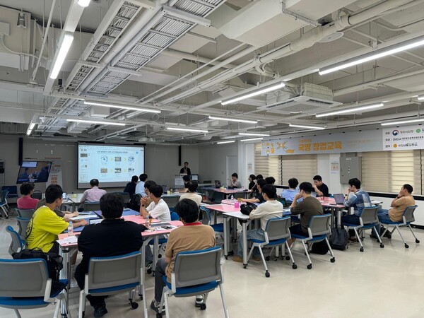                              드론특화형 국방창업 교육 1일차 교육(강성일 단장) /  사진제공 국민생활실험실