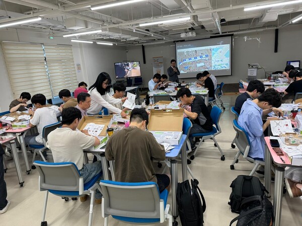                                                  드론 기초 교육(우현호 대표) / 사진제공 국민생활실험실