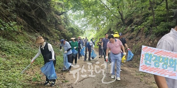 마을 오솔길까지. 효령노인복지타운의 「함께 줍깅! 우리 마을 한 바퀴」 환경캠페인 및 환경정화 활동.. (사진 제공 : 효령노인복지타운)