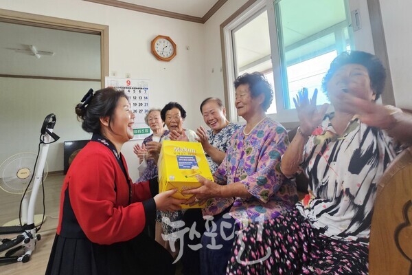 정경남 효령타운 본부장(왼쪽)이 경로당을 찾아 어르신들에게 선물을 전달하고 있다. (사진 제공 : 효령노인복지타운)