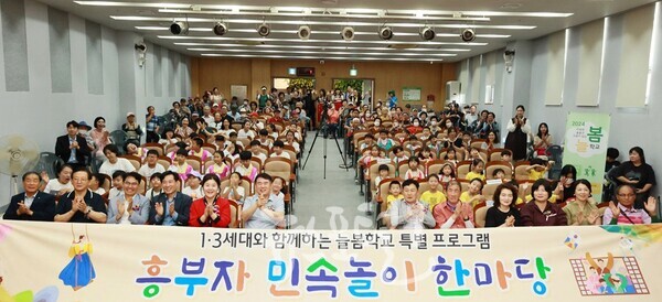 효령노인복지타운이 한가위를 맞아 '흥 부자 민속놀이 한마당' 잔치를 했다. (사진 제공 : 효령노인복지타운)