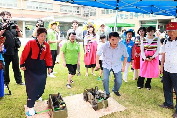 효령타운 정경남 본부장(왼쪽)과 이정선 광주광역시 교육감(오른쪽)이 효령노인복지타운 한가위를 맞이 '흥 부자 민속놀이 한마당' 잔치에 함께하고 있다. (사진 제공 : 효령노인복지타운)