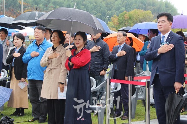 효령노인복지타운 노인의 날 기념 ‘꿈꾸는 노년, 언제나 청춘’ 행사에서 국기에 대한 경례를 하는 모습. (오른쪽부터) 정준호 국회의원, 정경남 효령타운 본부장, 유귀숙 여사(강기정 시장 부인), 이정선 광주광역시 교육감, 김영화 광주광역시 고령사회정책과장.