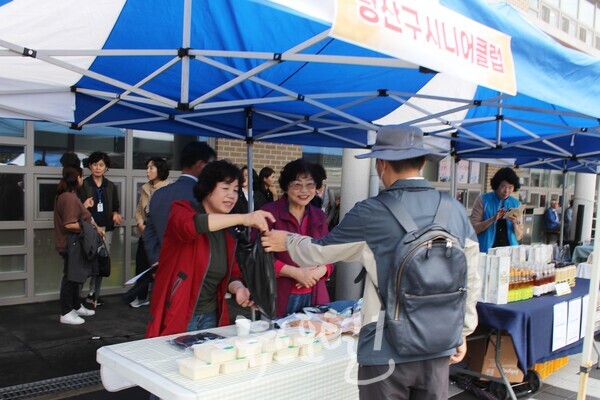 효령노인복지타운 노인의 날 기념 ‘꿈꾸는 노년, 언제나 청춘’ 행사에서 광산구시니어클럽 어르신들이 두부와 누룽지를 판매하고 있다.