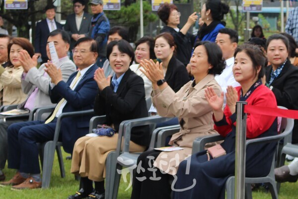 어린이들의 공연을 보며 박수를 치는 내빈들.