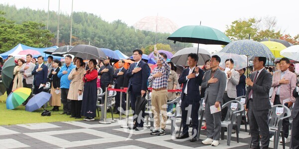 효령노인복지타운 노인의 날 기념 ‘꿈꾸는 노년, 언제나 청춘’ 행사 개회식 국기에 대한 경례.