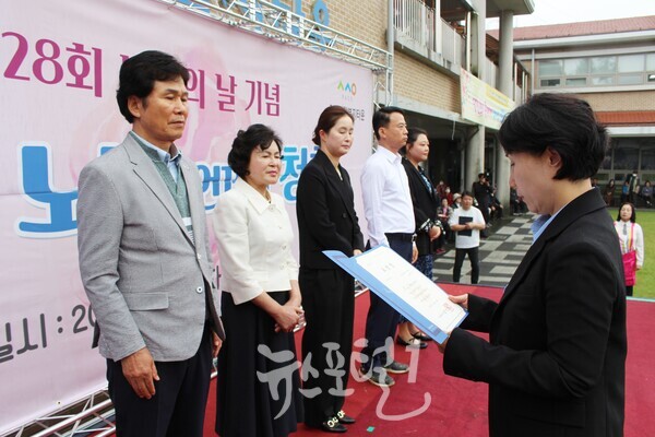 김영화 광주광역시 노령사회정책과장이 효령노인복지타운 노인의 날 기념 ‘꿈꾸는 노년, 언제나 청춘’ 행사에서 광주광역시장상을 전수하고 있다. 강기정 시장은 광주광역시의회 시정 질의 참석으로 오지 못 했다.