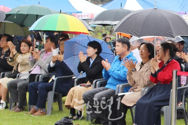 수상자들을 축하하는 박수를 치는 내빈들.