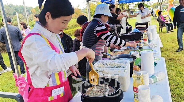 먹거리를 준비하는 모습. (사진 제공 : 효령노인복지타운)