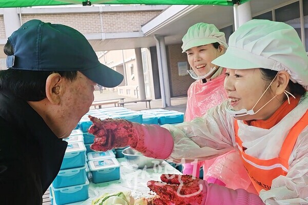 정경남 효령노인복지타운 본부장이 독거노인 및 취약계층 어르신들을 위한 ‘김장 김치와 떡갈비 나눔 행사’에서 어르신에게 김장 김치를 드리고 있다. (사진 제공 : 효령노인복지타운)