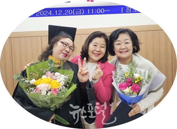 광주 효령노인복지타운 '학력 인정 문해교육 졸업식' 정경남 본부장(가운데)과 졸업생들의 기념 촬영.  (사진 제공 : 효령노인복지타운)