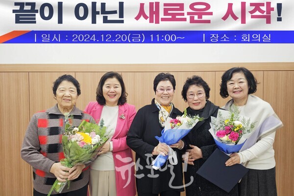 광주 효령노인복지타운 '학력 인정 문해교육 졸업식'에서 정경남 본부장(왼쪽에서 두 번째)과 졸업생들이 기념 촬영을 하고 있다. (사진 제공 : 효령노인복지타운)