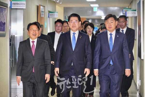 강기정 광주광역시장과 김영록 전남지사, 김관영 전북지사가 23일 나주시청 대회의실에서 열린 호남권 메가시티 경제동맹 강화 등을 위한 호남권 3개 시도 업무협약을 체결하기 위해 입장하고 있다. (사진 제공 : 광주광역시)