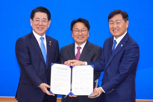 강기정 광주시장(가운데)과 김영록 전남지사(왼쪽), 김관영 전북지사(오른쪽)가 23일 나주시청 대회의실에서 열린 호남권 메가시티 경제동맹 강화 등을 위한 호남권 3개 시도 업무협약을 체결하고 기념 촬영을 하고 있다. (사진 제공 : 광주광역시)