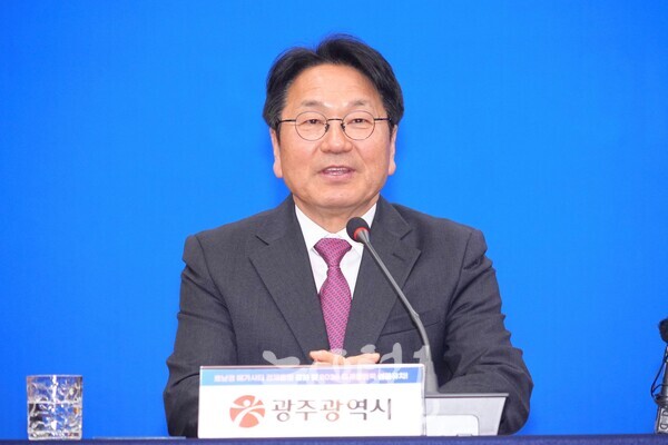 강기정 광주광역시장이 23일 나주시청 대회의실에서 열린 김영록 전남지사, 김관영 전북지사와 호남권 메가시티 경제동맹 강화 등을 위한 호남권 3개 시도 업무 협약식에서 인사말을 하고 있다. (사진 제공 : 광주광역시)