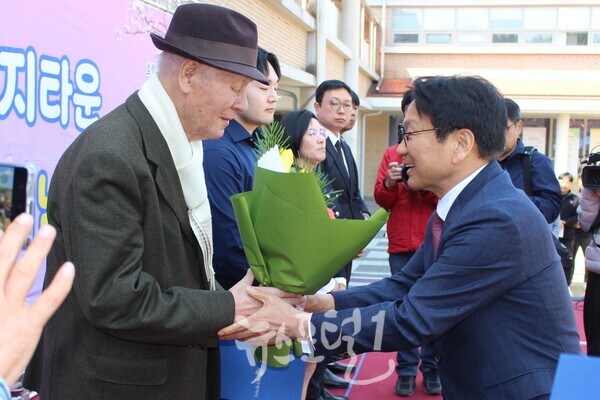 효령타운 개원 15주년 기념행사에서 강기정 광주광역시장이 91세의 어르신에게 깍듯이 유공자 표창을 하고 있다.