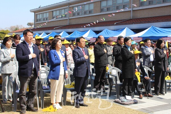 효령타운 개원 15주년 기념식 국기에 대한 경례. (앞줄 왼쪽부터) 이정선 광주시 교육감, 정경남 효령타운 본부장, 강기정 광주시장, 신수정 광주시의장, 서용규 부의장, 최지현 환복위원장.