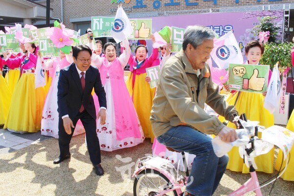 대‧자‧보 도시 퍼포먼스가 아닙니다. 강기정 시장이 자신이 추첨한 경품인 자전거를 타고 가시는 어르신을 밀어드리는 모습입니다.