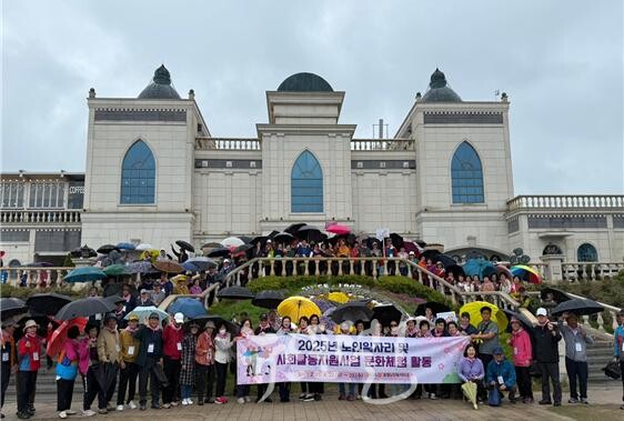 효령노인복지타운(본부장 정경남)이 지난 4월 22일과 23일, 노인 일자리 참여 어르신 400명을 모시고 남원 광한루원, 춘향테마파크, 임실 치즈 랜드에서 문화 체험 행사를 했다. (사진 제공 : 효령노인복지타운)