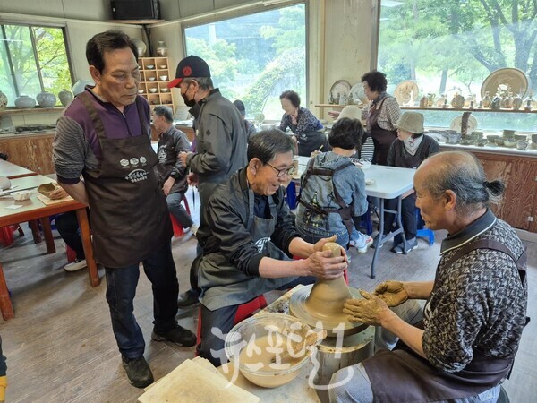 효령노인복지타운이 무등산생태탐방원 및 무등산국립공원 일대에서 선배 시민 자치동호회 회원들을 위한 '생태나누리' 캠프를 진행했다. (사진 제공 : 효령노인복지타운)