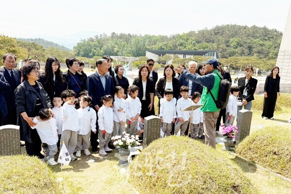 효령노인복지타운이 5월 14일, 서구 국공립 유일어린이집(원장 문순정) 어린이들과 함께 국립 5·18민주묘지를 찾아 5·18민주화운동 45주년 기념행사를 했다. (사진 제공 : 효령노인복지타운)