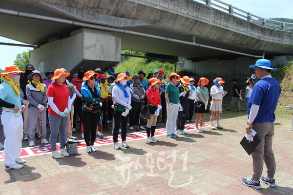 친선대회에 출전하는 선수들이 황남주 광산구 파크골프협회 사무국장의 전달 사항을 듣고 있다.