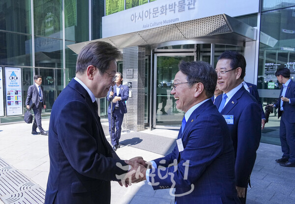 강기정 광주광역시장이 김명록 전남지사와 함께 광주·전남 타운홀 미팅에 참여하는 이재명 대통령을 영접하고 있다. (사진 제공 : 광주광역시)