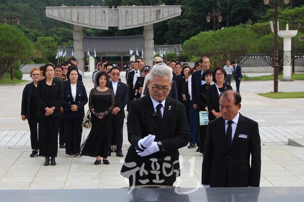 송영길 소나무당 대표가 국립5·18민주묘지를 참배하며 헌화 후 분향하고 있다.