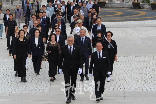 송영길 소나무당 대표가 국립5·18민주묘지를 찾아 영령들을 참배하기 위해 민주의문을 나서 5·18민중항쟁추모탑으로 향하고 있다.