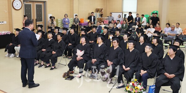 해제 다목적센터에서 열린 마마학당 졸업식에서 김산 군수가 인사말을 하고 있다. (사진 제공 : 무안군)