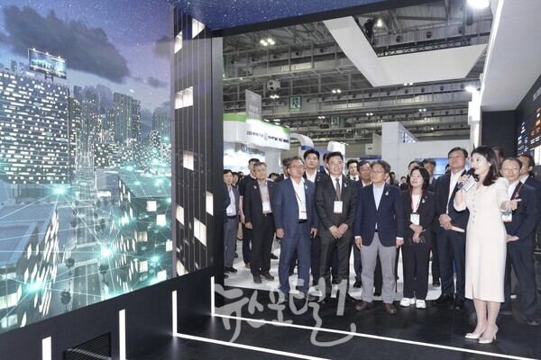 강기정 시장이 내빈들과 함께 ‘2025 대한민국 기후 환경 에너지 대전’을 둘러보고 있다. (사진 제공 : 광주광역시)