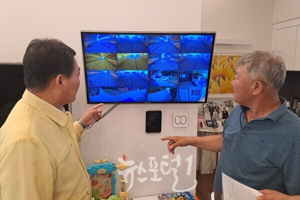 김산 군수가 육계 사육 농가를 방문해 이야기를 나누고 있다. (사진 제공 : 무안군)