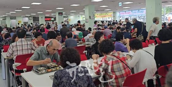 효령노인복지타운이 7월 18일 신한금융그룹 후원으로 지역 어르신 과 주민 1,000여 명에게 삼계탕을 대접했다.(사진 제공 : 효령노인복지타운)