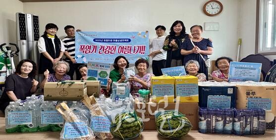 효령노인복지타운이 7월 18일 광북지역 경로당을 7개소를 찾아 생수, 냉각 시트, 모기 기피제 등 여름철 필수 물품을 전달했다. (사진 제공 : 효령노인복지타운)