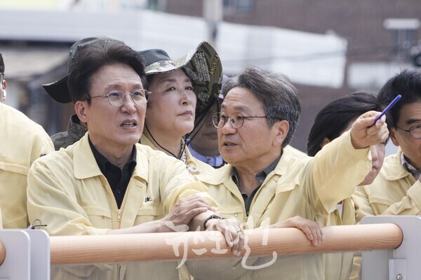 강기정 광주시장이 20일 광주를 찾은 김민석 국무총리에게 신안교에서 침수 피해 상황과 지원 대책을 설명하고 있다. 바로 뒤는 전진숙 국회의원. (사진 제공 : 광주광역시)