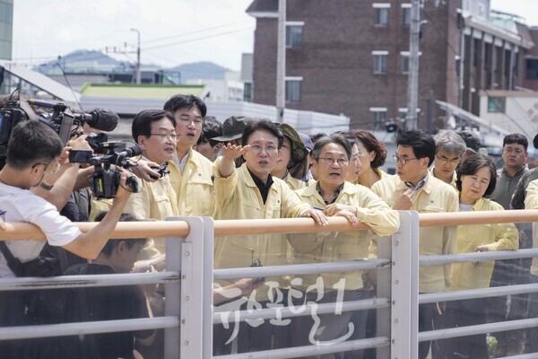 강기정 광주광역시장이20일 오전 김민석 국무총리와 폭우 침수 피해 지역인 북구 신안교 일대를 돌며 피해 현장을 살펴보고 있다. 정준호 국회의원, 문인 북구청장이 함께하고 있다. (사진 제공 : 광주광역시)